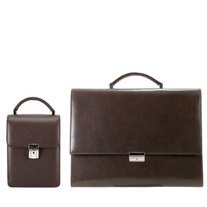 Könnte beinhalten: Zwei braune Ledertaschen. Die größere Tasche hat einen oberen Griff und einen Verschluss. Die kleinere Tasche hat einen oberen Griff und ein Schloss.