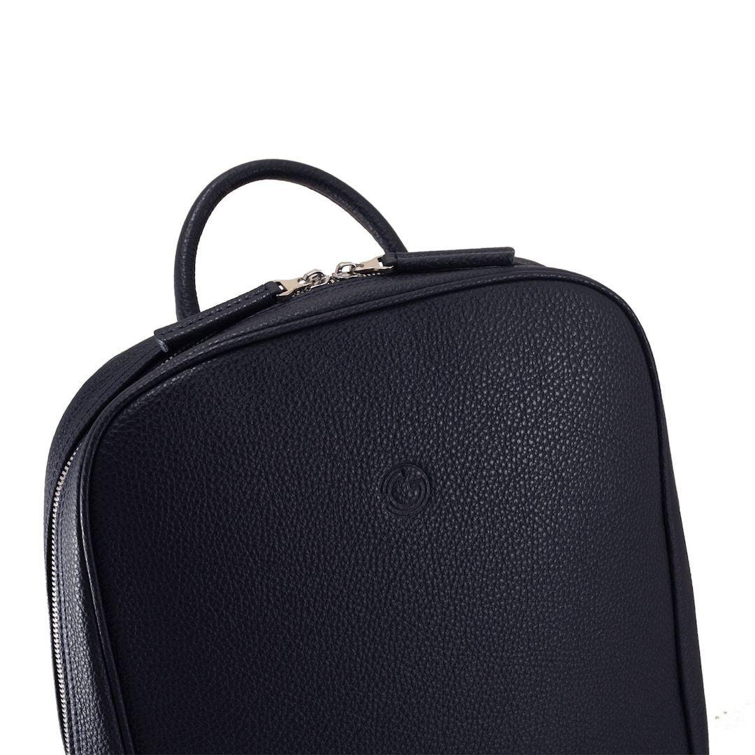 Handmade Lederrucksack JOE in marine blau, genarbt Unisex