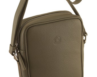 Handgemaakte leren crossbody tas TEGE in groen kaki militair, kiezelkorrel | Cadeau voor hem, reistas, herentas | Ethisch gemaakt