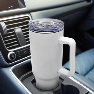 Puede incluir: Un termo de viaje blanco con asa y tapa transparente. El termo es cil&iacute;ndrico y cabe en el portavasos de un coche. La tapa tiene un cierre deslizante. El termo est&aacute; dise&ntilde;ado para mantener las bebidas calientes o fr&iacute;as.