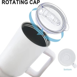 Puede incluir: Taza de viaje blanca con tapa giratoria, asa y tapa transparente. El texto "ROTATING CAP" est&aacute; en la parte superior. Tambi&eacute;n se muestra una base blanca separada. La taza est&aacute; dise&ntilde;ada para bebidas fr&iacute;as o calientes.