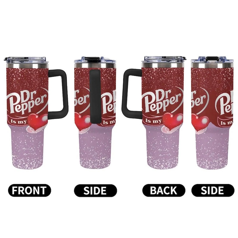 Puede incluir: Un juego de cuatro tazas de viaje aisladas. Las tazas presentan un dise&ntilde;o de purpurina burdeos con el logotipo de Dr. Pepper y un gr&aacute;fico de coraz&oacute;n. La parte inferior de las tazas se desvanece a un color lavanda. Cada taza tiene un asa negra.