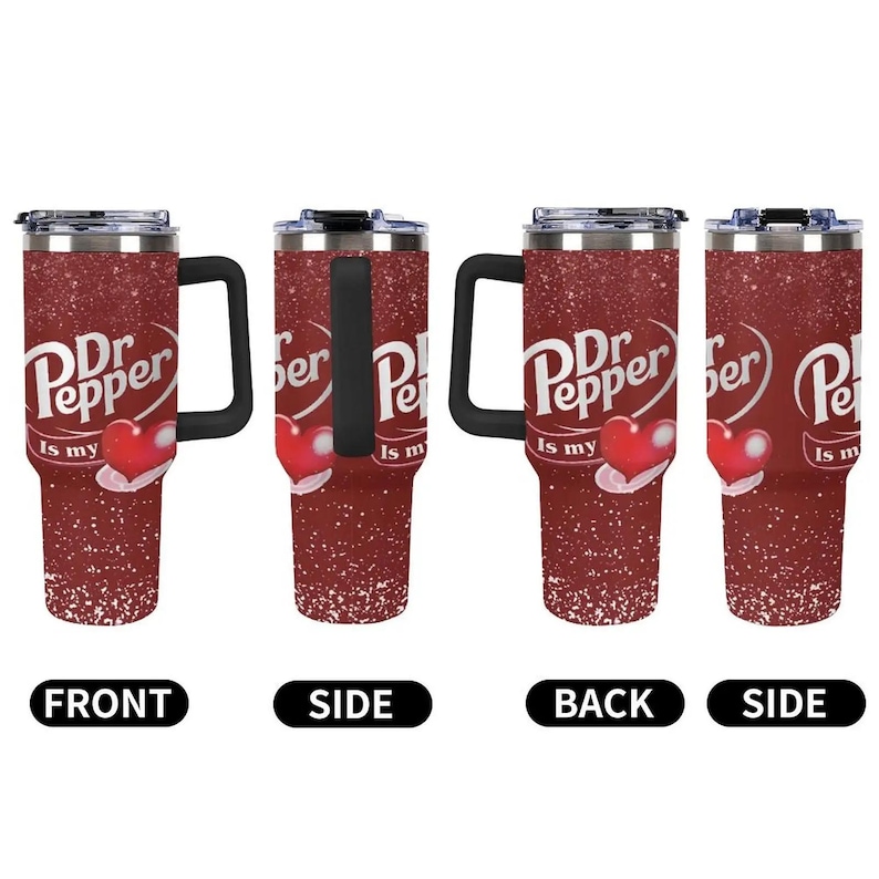 Puede incluir: Juego de cuatro vasos aislados con acabado rojo brillante. Cada vaso presenta el logotipo de Dr Pepper, un coraz&oacute;n y la frase "Is my". Los vasos tienen asas negras y tapas plateadas.