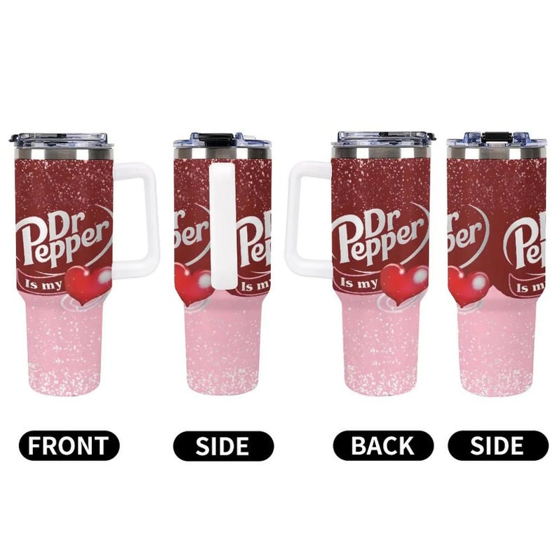 Puede incluir: Vaso aislado con asa, con un dise&ntilde;o de Dr. Pepper. La mitad superior es de purpurina rojo oscuro, y la mitad inferior es rosa claro con purpurina. El dise&ntilde;o incluye un coraz&oacute;n y el texto "Dr. Pepper Is my".