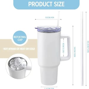 Puede incluir: Vaso t&eacute;rmico blanco con asa, tapa transparente y pajita. El vaso mide 26 cm de alto y 7,5 cm de ancho. El texto "PRODUCT SIZE", "ROTATING CAP" y "NOT AFRAID OF HEAT OR COLD" son visibles.