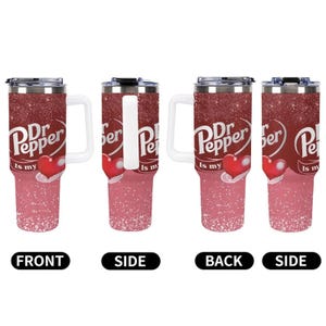 Puede incluir: Un juego de cuatro vasos aislados con un dise&ntilde;o de Dr. Pepper. Los vasos tienen un fondo rojo brillante con el logotipo de Dr. Pepper y un gr&aacute;fico de coraz&oacute;n. Cada vaso tiene un asa blanca y una tapa plateada.