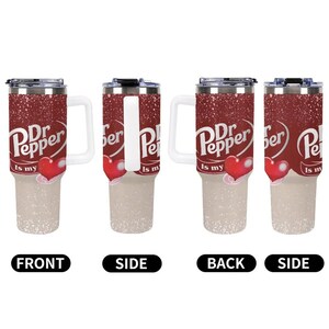 Puede incluir: Juego de cuatro vasos aislados con tem&aacute;tica de Dr. Pepper. Los vasos tienen un dise&ntilde;o de purpurina roja con el logotipo de Dr. Pepper y un gr&aacute;fico de coraz&oacute;n. Cada vaso tiene un asa blanca y una tapa plateada. La parte inferior de los vasos es de color beige moteado.
