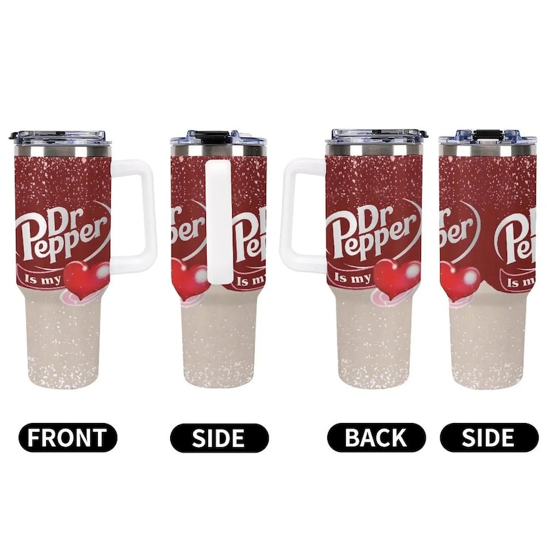 Puede incluir: Juego de cuatro vasos aislados con tem&aacute;tica de Dr. Pepper. Los vasos tienen un dise&ntilde;o de purpurina roja con el logotipo de Dr. Pepper y un gr&aacute;fico de coraz&oacute;n. Cada vaso tiene un asa blanca y una tapa plateada. La parte inferior de los vasos es de color beige moteado.