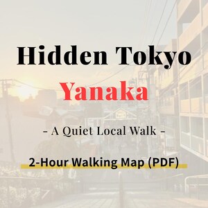 Op de afbeelding: Afbeelding van een digitaal product getiteld "Hidden Tokyo Yanaka - A Quiet Local Walk". De tekst is in zwart en rood, met een gele markering onder "2-Hour Walking Map (PDF)". De achtergrond toont een vage stadsgezicht.
