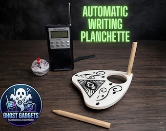 Könnte beinhalten: Eine weiße Planchette mit schwarzen dekorativen Designs, ein Bleistift und ein schwarzes Funkgerät. Der Text "AUTOMATIC WRITING PLANCHETTE" wird in Grün angezeigt. Ein Logo mit einem Geist und den Worten "GHOST GADGETS PARANORMAL EQUIPMENT" ist ebenfalls sichtbar.
