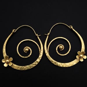 Hamrade mässingsörhängen i koppar, bohemiska halvmåneformade hängen, blommiga spiralformade örhängen i statement-stil