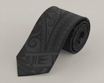 Corbata con estampado de guerrero samoano de The Koko Samoa, regalo para papá, estampado polinésico, accesorio cultural pasifika, para bodas y oficinas.