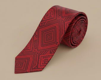 Corbata con estampado carmesí Afi samoano de The Koko Samoa, regalo para papá, estampado polinésico, accesorio cultural pasifika, para bodas y oficinas.
