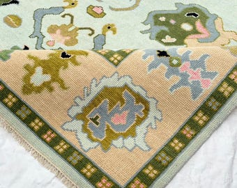 Tappeto Oushak blu e verde, 274 x 366 cm, con motivi avorio, verde oliva e rosa chiaro: tappeto moderno e confortevole per la zona giorno in stile costiero.