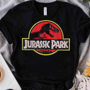 Jurassic Park Logo Png, Vintage Jurassic Park Png, Retro Jurassic Park Eingang mit Tour Png, Disney Park Dinosaurier Png, Jurassic World