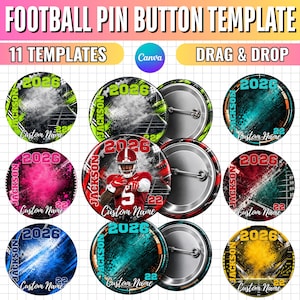 Puede incluir: Una colección digital de 11 plantillas circulares para chapas de fútbol con campos de texto personalizables para nombres y el año 2026. Los diseños incluyen varios esquemas de color, gráficos de campo deportivo y un jugador de fútbol.