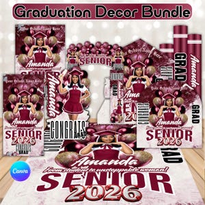 Puede incluir: Un conjunto de decoración de graduación en borgoña y blanco, con varios elementos como pancartas, carteles y recortes. El diseño incluye el nombre "Amanda", el año "2026" y las palabras "SENIOR" y "CONGRATS". El conjunto está diseñado para una celebración de graduación.