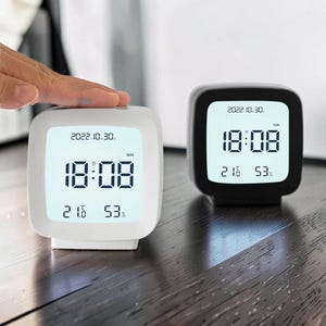 Reloj despertador digital con temperatura, humedad, calendario, pantalla semanal y retroiluminación LED.