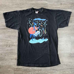 Puede incluir: Un juego de tres tazas de cerámica con un acabado mate moteado. Las tazas son de color crema, gris claro y gris oscuro. Cada taza tiene un diseño simple y minimalista y un asa redondeada.