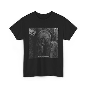 以下が含まれることがあります： 胸元に正方形のグラフィックプリントが施された黒の半袖Tシャツ。プリントには、顔を覆う人物の暗く質感のあるチャコールトーンのイラストが描かれており、下部には「Rotten in Loneliness」というテキストが記されています。