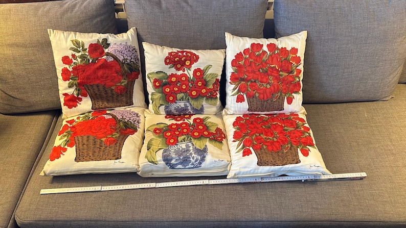 Pode incluir: Um conjunto de tr&ecirc;s canecas de cer&acirc;mica com acabamento manchado e fosco. Cada caneca apresenta uma cor diferente: azul claro, creme e cinza. As canecas t&ecirc;m um design simples e moderno.