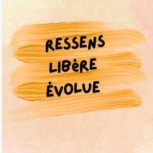 Peut inclure: Une couverture de carnet avec un design de style aquarelle. Les mots "RESSENS LIBERE EVOLUE" sont écrits en noir, avec la phrase "LE CARNET QUI VAS TOUT CASSER" en bas. Le fond est de couleur pêche douce.