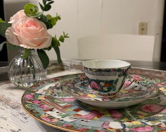 Conjunto de xícara e pires de porcelana vintage pintado à mão, estilo Famille Rose, chá asiático.
