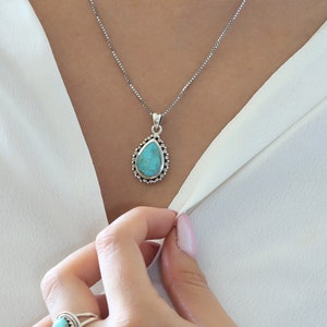 Collar con colgante largo de plata de ley 925 y piedra turquesa auténtica.