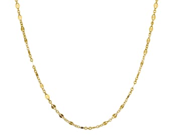Puede incluir: Un delicado collar de cadena de oro con un diseño simple y elegante. La cadena está hecha de pequeños eslabones ovalados.