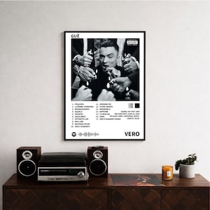 Op de afbeelding: Een witte keramische mok met een zwart handvat en de tekst "But First, Coffee" in een zwarte, handgeschreven lettertype. De mok staat op een wit oppervlak.