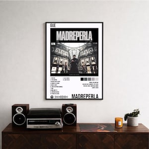 Op de afbeelding: Een set van drie keramische mokken met een gespikkelde, matte afwerking. De mokken zijn in crème, lichtgrijs en donkergrijs. Elke mok heeft een eenvoudig, minimalistisch ontwerp.