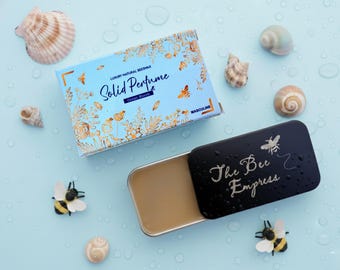 Perfume sólido masculino Ocean Bloom Beeswax, brisa marina con una elegante presencia floral.