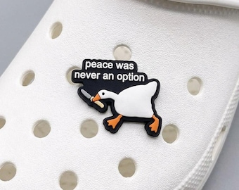 Ciondolo per scarpe Oca con coltello, Spilla con zoccolo con meme "La pace non è mai stata un'opzione", Ciondolo Oca sciocca dall'energia caotica, Regalo divertente per giocatori, Meme squilibrato