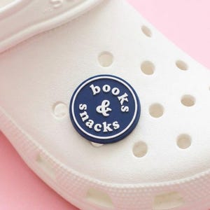 Ciondolo per scarpe a tema libri e snack / Accessorio per zoccoli per amanti dei libri / Spilla per scarpe a tema cibo / Decorazione a tema lettura / Regalo per insegnanti, adolescenti e studenti