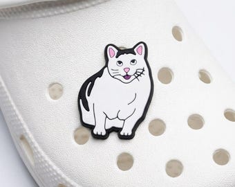 Ciondolo per scarpe con meme del gatto Huh, divertente accessorio per zoccoli con gatto confuso, decorazione in PVC effetto coccodrillo con meme virale di internet, regalo umoristico per la generazione Z, spilla bianca a forma di gatto per scarpe.