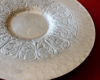 Plateau rond vintage en aluminium, glands, feuilles de chêne, forgé à la main, Continental 767 35 cm