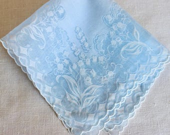 Mouchoir vintage en organdi, bleu pâle, motif muguet, idéal pour un mariage.