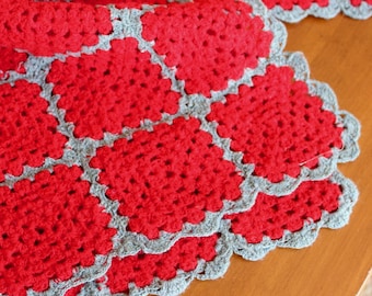 Couverture carrée au crochet vintage afghane rouge vif, gris, jeté fait main sur les genoux