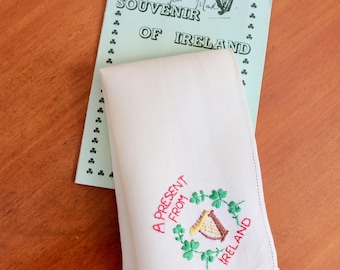 Mouchoir vintage Hankie Irlande Harpe en lin irlandaise Shamrock souvenir Broderie à la main blanche Vert rouge jaune Emballage original en carte