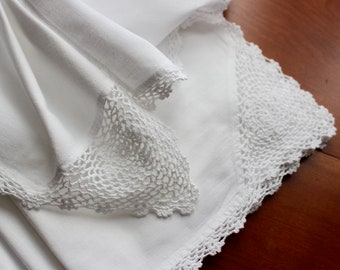 Vintage Linen Napkins 4 Luncheon Dinner White Wedding Hand Crochet Trim Corner Lace