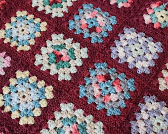 Poupée afghane vintage au crochet, taille grand-mère, carrés, bordeaux, rouge foncé, couleurs vives, laine, fait main, turquoise, rose