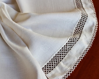 Vintage Linen Towel Damask White Hemstitch Tatting Shamrock Tea Fingertip Guest