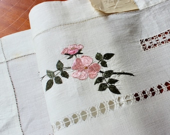 Napperon en lin vintage, tissu, fil étiré, broderie de soie, blanc rose vert, fabriqué à la main par Harriett