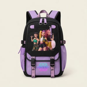 Peut inclure: Un sac à dos noir et lavande avec une illustration de trois personnages animés sur la poche avant. Le sac comprend des bretelles réglables, des poches latérales en filet, des fermetures à glissière doubles et deux sangles à boucle en plastique noir.