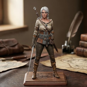 Puede incluir: Una taza de cerámica blanca con asa negra y el texto "But First, Coffee" en negrita negra. La taza se encuentra sobre un fondo borroso, sugiriendo un ambiente acogedor.