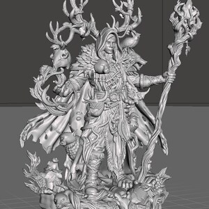 Puede incluir: Figura detallada impresa en 3D de una figura con capucha, adornada con cornamentas, un bast&oacute;n con una llama y animales. La figura est&aacute; sobre una base con intrincados detalles de follaje y peque&ntilde;as criaturas. El dise&ntilde;o es de fantas&iacute;a.