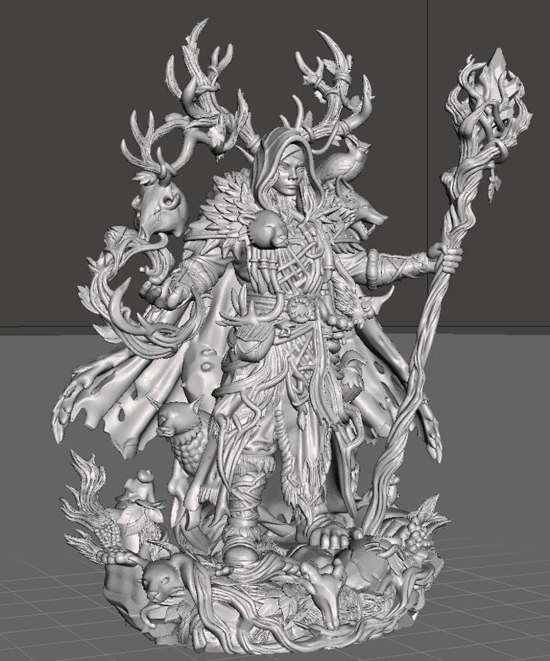 Puede incluir: Figura detallada impresa en 3D de una figura con capucha, adornada con cornamentas, un bast&oacute;n con una llama y animales. La figura est&aacute; sobre una base con intrincados detalles de follaje y peque&ntilde;as criaturas. El dise&ntilde;o es de fantas&iacute;a.
