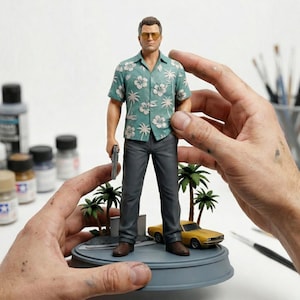 Pode incluir: Estatueta detalhada de um homem com uma camisa havaiana turquesa com estampas florais brancas, calças cinzentas e óculos de sol, segurando uma arma. A figura está sobre uma base com palmeiras e um carro amarelo.