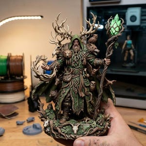 Ärkedruid naturmagiker STL-fil, hornad shamanfigur, skogsväktare, separat basversion ingår (3D-utskrift)