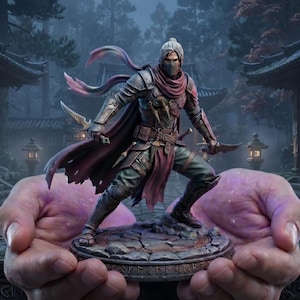 Puede incluir: Figura detallada de un guerrero ninja, vestido con armadura oscura y una bufanda roja, sosteniendo dos espadas curvas. La figura se alza sobre una base de piedra, con el telón de fondo de un edificio asiático tradicional y un bosque brumoso.
